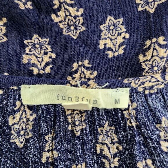 Fun2Fun Womens Blouse Medium Blue Floral 3/4 Sleeve Curved Hem Lattice V Neck - Picture 8 of 9